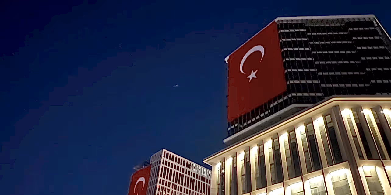 BDDK binası dış cephesinde iple erişim ve endüstriyel dağcılık yöntemleri ile gerçekleştirilen profesyonel teknik çalışmalar.