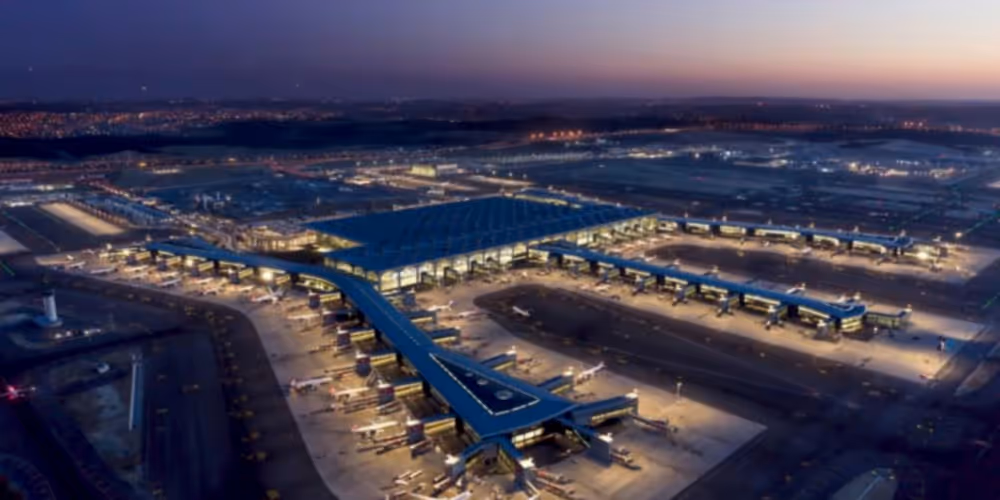 İstanbul Havalimanı (IGA) terminal ve tesislerinde iple erişim yöntemi ile gerçekleştirilen endüstriyel temizlik ve teknik bakım çalışmaları.