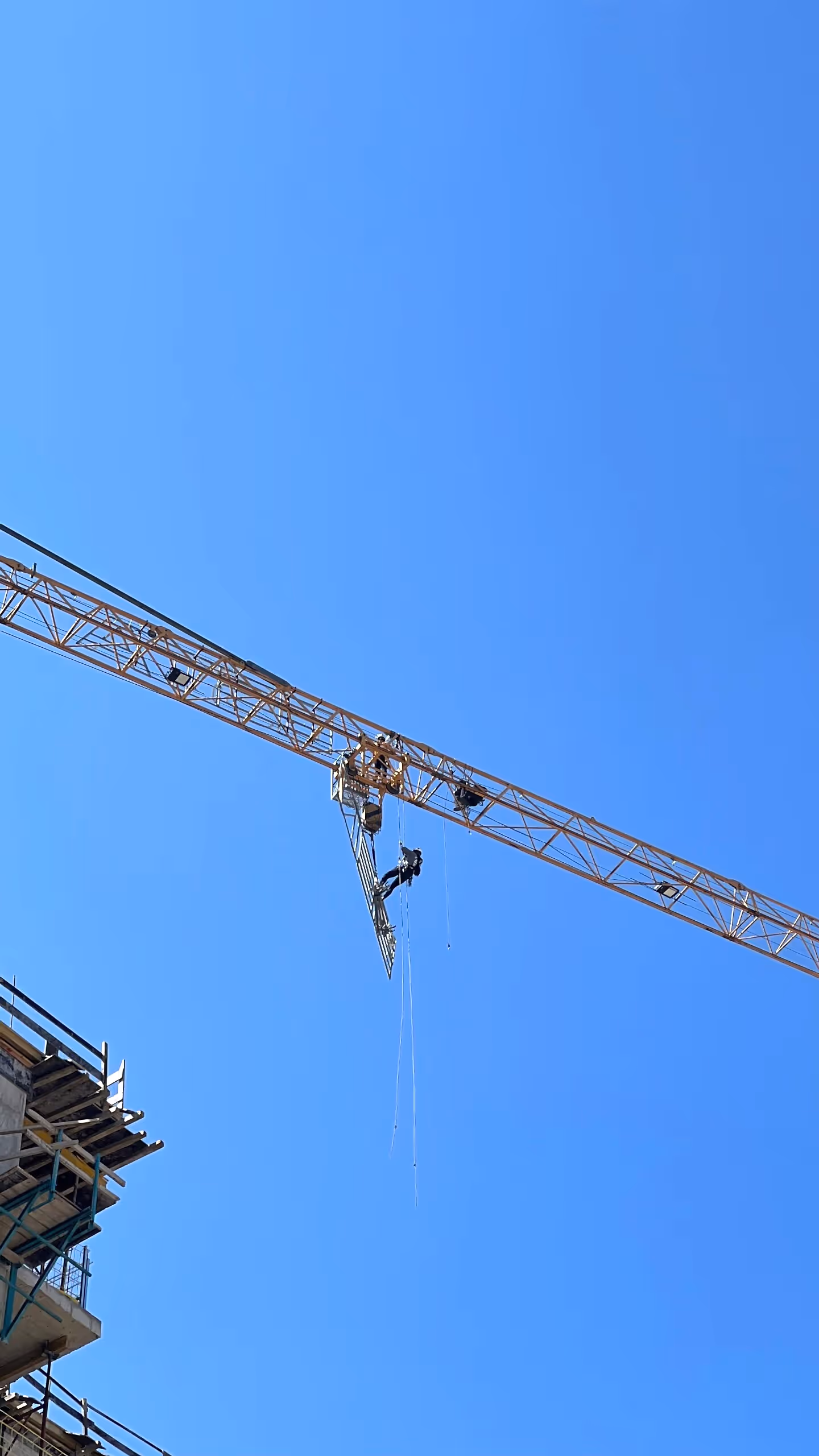 Kule inşaat projesinde iple erişim teknikleri ile gerçekleştirilen yüksek irtifa dış cephe montaj ve teknik uygulama çalışmaları.