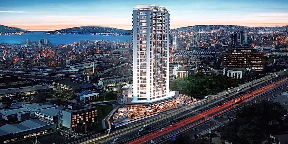 Marmara Kule dış cephesinde iple erişim ve endüstriyel dağcılık yöntemleri ile gerçekleştirilen teknik montaj ve cam temizliği çalışmaları.