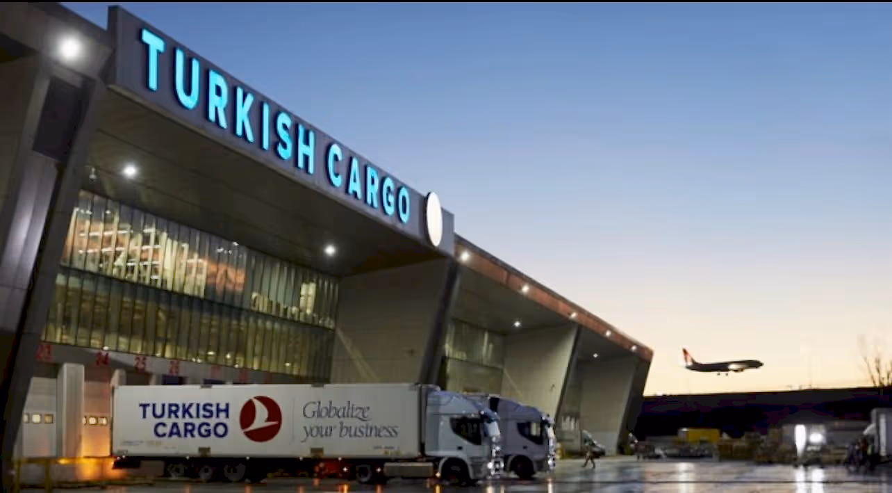 Türk Hava Yolları (THY) Kargo tesislerinde iple erişim ve endüstriyel dağcılık yöntemleri ile gerçekleştirilen teknik bakım ve montaj çalışmaları.