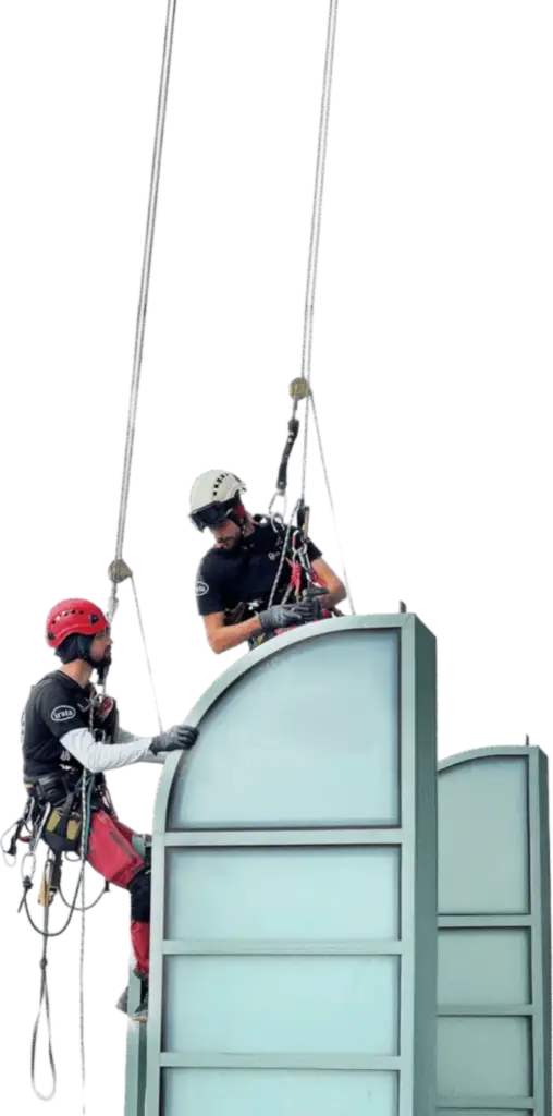 İple erişim teknisyenleri yüksek bina dış cephe çalışması yaparken - Olimpos Endüstriyel Dağcılık.