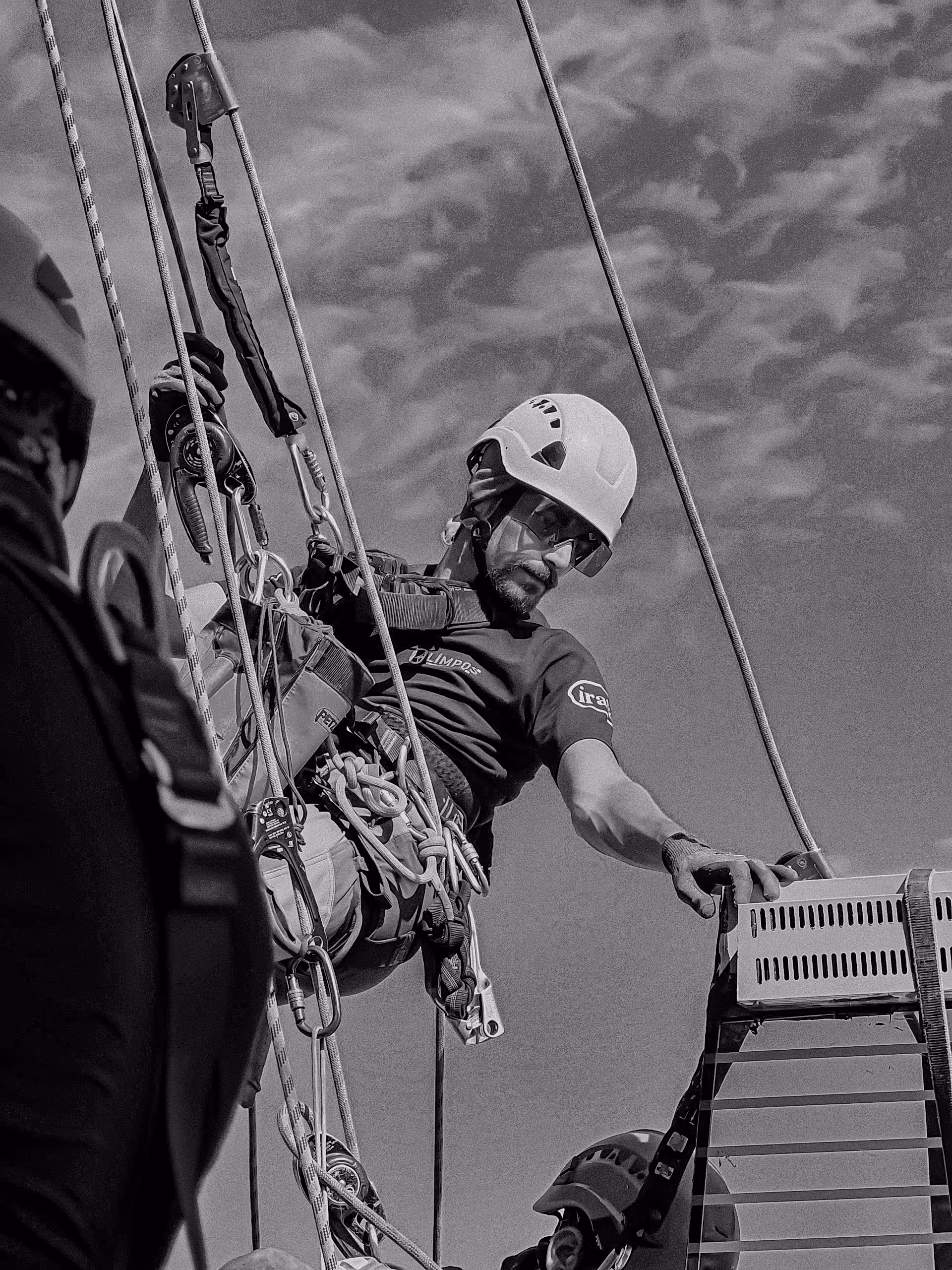 Olimpos İple Erişim uzmanlarının yüksek katlı bir binanın dış cephesinde gerçekleştirdiği profesyonel çalışma.